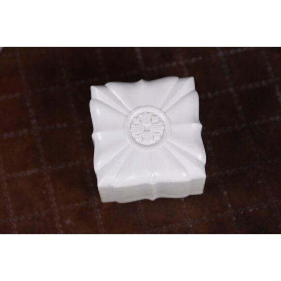 Vintage cream white ring box stylized lotus top, lift top plastic jewelry - Picture 2 of 10